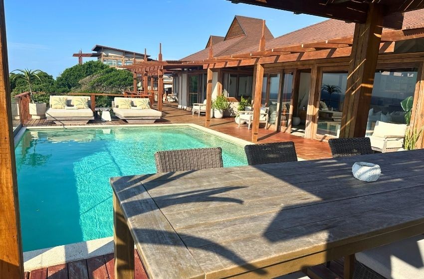 Exterior dining area with view of the pool Aloha 28 Ponta Mamoli