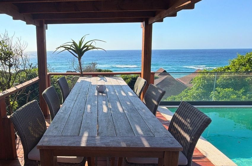 Exterior dining area with view of the pool Aloha 28 Ponta Mamoli