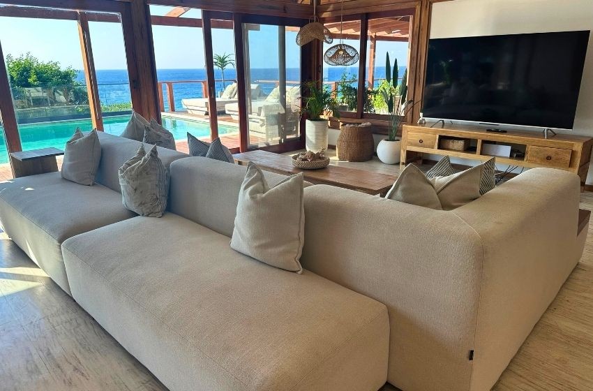 Lounge overlooking pool and ocean Aloha 28 Ponta Mamoli