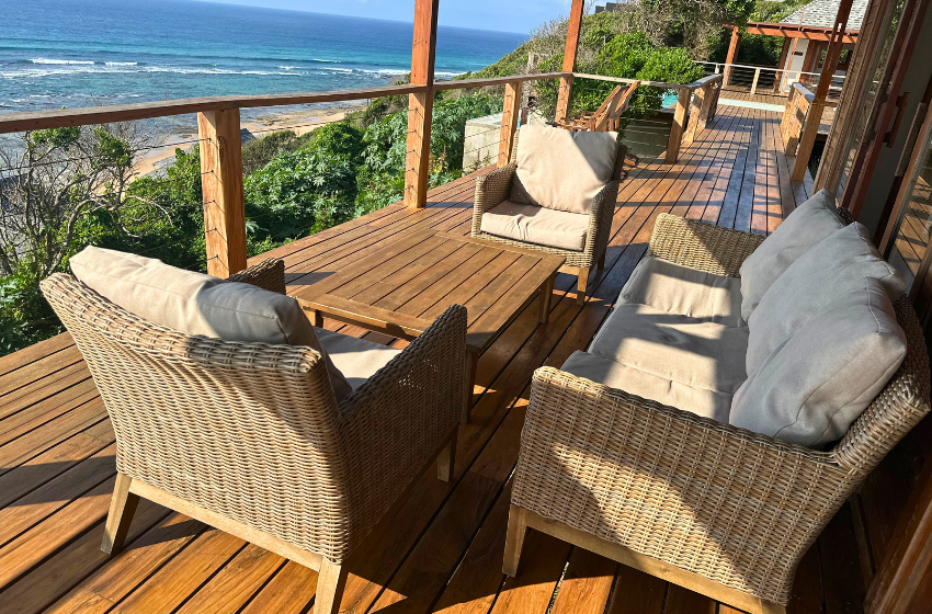 Outside couches with seaview at Makana 7 in Ponta Mamoli