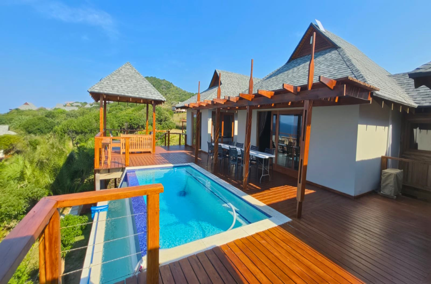 Swimming pool at Makana 3B in Ponta Mamoli