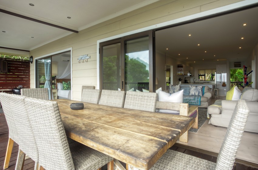 Outside dining table at Campismo Ninho 41 in Ponta Malongane