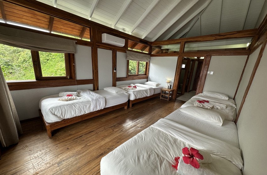 Bedroom with 4 single beds at Aloha 22 in Ponta Mamoli
