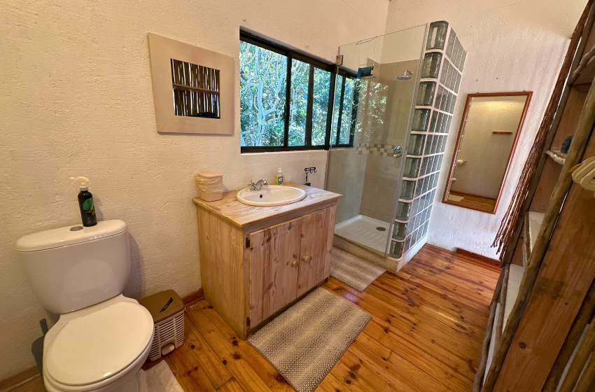 Bedroom 1 bathroom at at Kangela 14 in Ponta Malongane