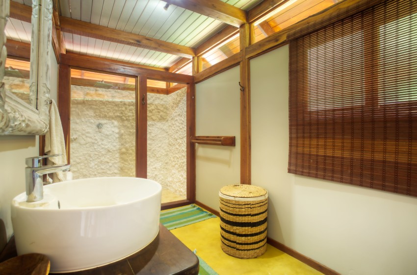 Bathroom at Aloha 6 in Ponta Mamoli