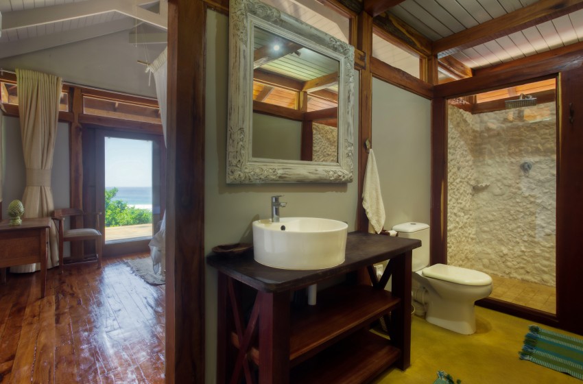 Bathroom at Aloha 6 in Ponta Mamoli