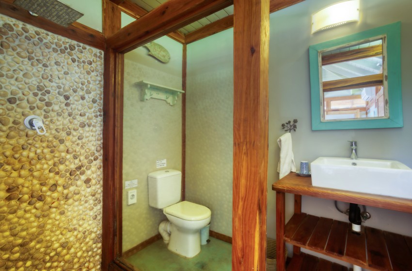 Bathroom at Aloha 6 in Ponta Mamoli