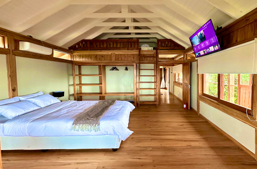 Bedroom with TV at V&K Peak in Ponta Mamoli