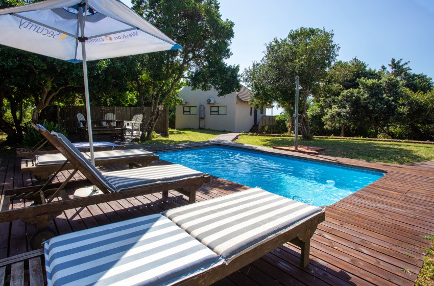 Poll with sun loungers at Baleia Azul 16 in Ponta Mamoli