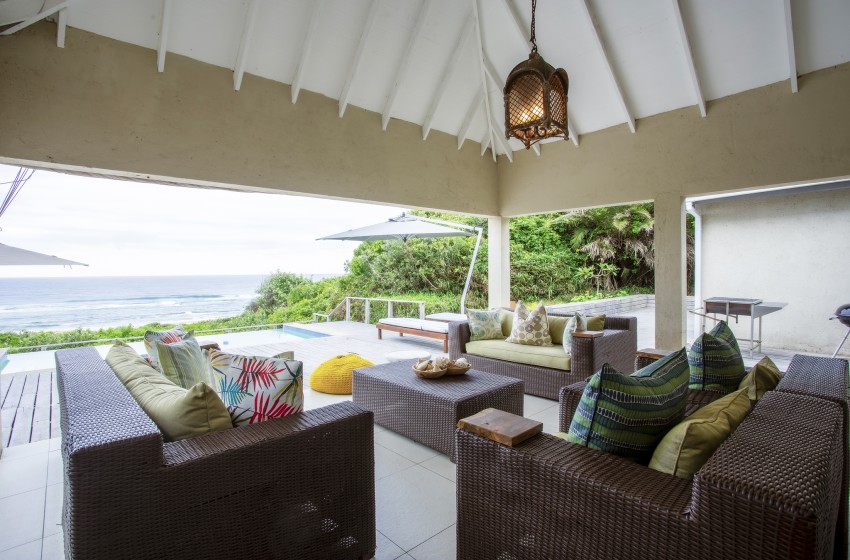 Outside lounge overlooking the sea at Baleia Azul 20 in Ponta Mamoli