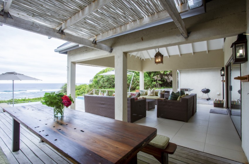 Outside dining area overlooking the sea at Baleia Azul 20 in Ponta Mamoli