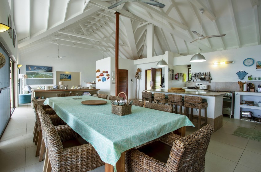 Dining table at Baleia Azul 20 in Ponta Mamoli