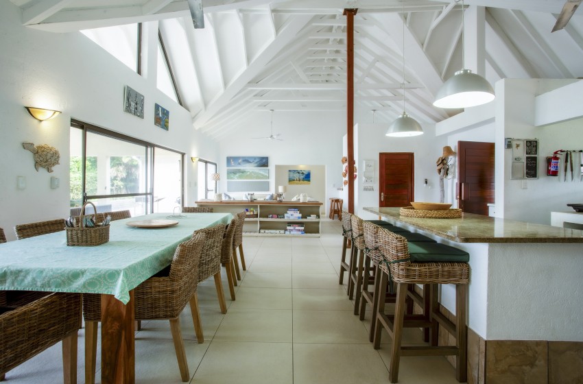 Kitchen and dining table at Baleia Azul 20 in Ponta Mamoli