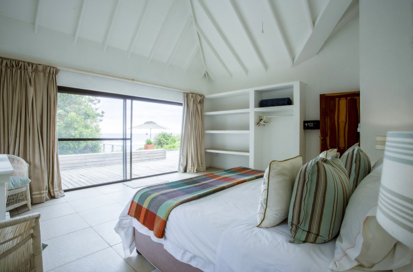 Bedroom 1 overlooking the sea at Baleia Azul 20 in Ponta Mamoli