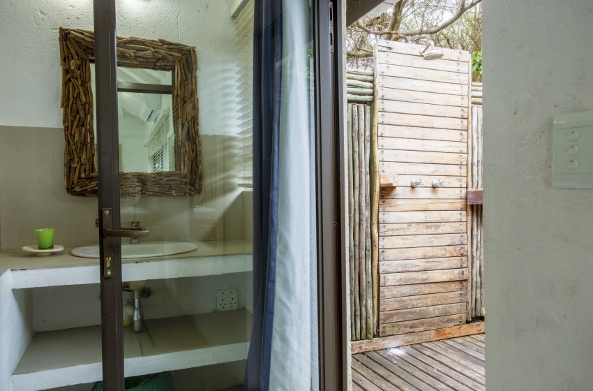 Bathroom at Baleia Azul 20 in Ponta Mamoli