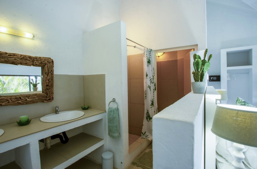 Bedroom 2 bathroom at Baleia Azul 20 in Ponta Mamoli