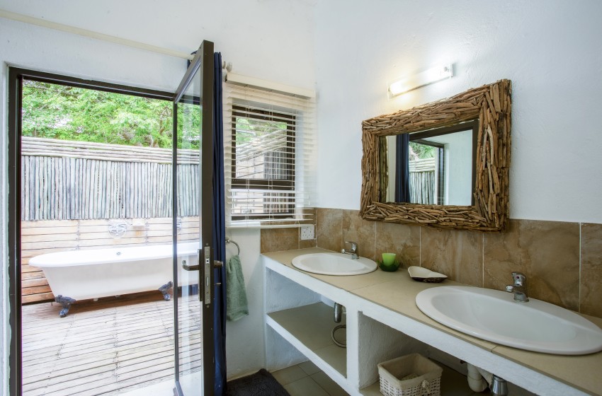 Bathroom at Baleia Azul 20 in Ponta Mamoli