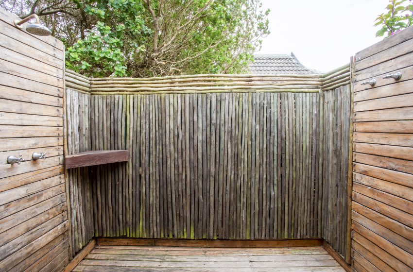Outside shower at Baleia Azul 20 in Ponta Mamoli