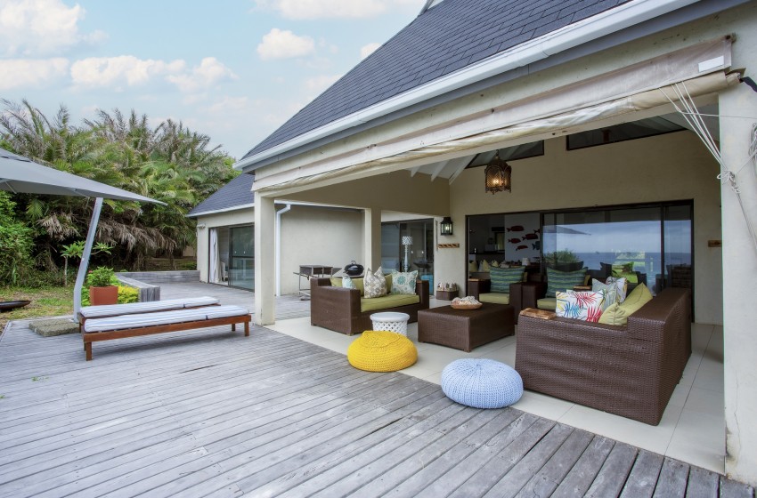 Exterior lounge at Baleia Azul 20 in Ponta Mamoli