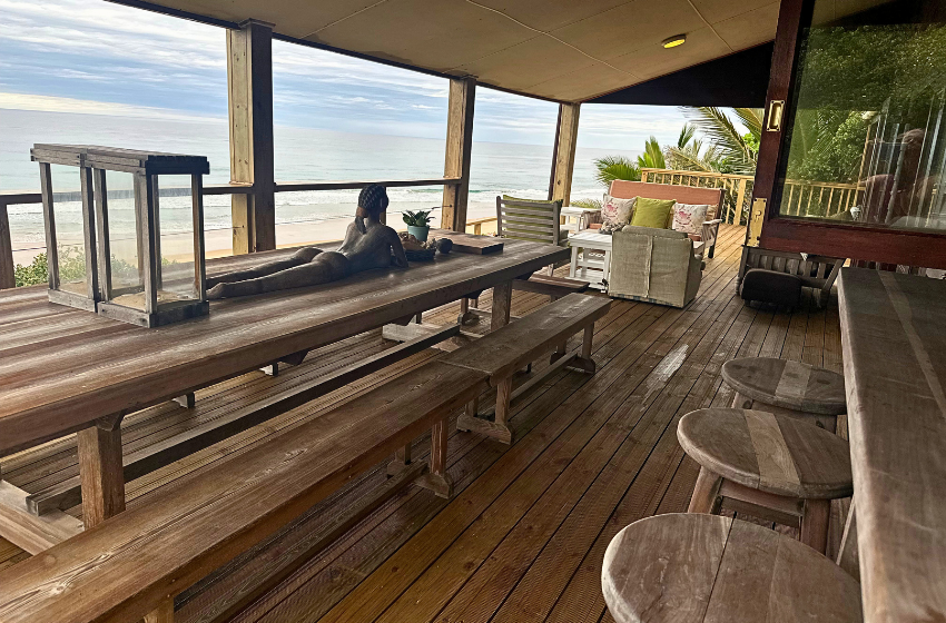 Kitchen with view of the sea at Mar Azul 4 in Ponta Malongane 