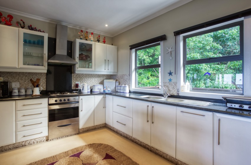 Kitchen showing oven at Campismo Ninho 40 in Ponta Malongane