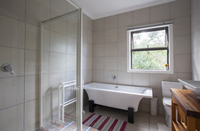 Bathroom with bath at Campismo Ninho 40 in Ponta Malongane