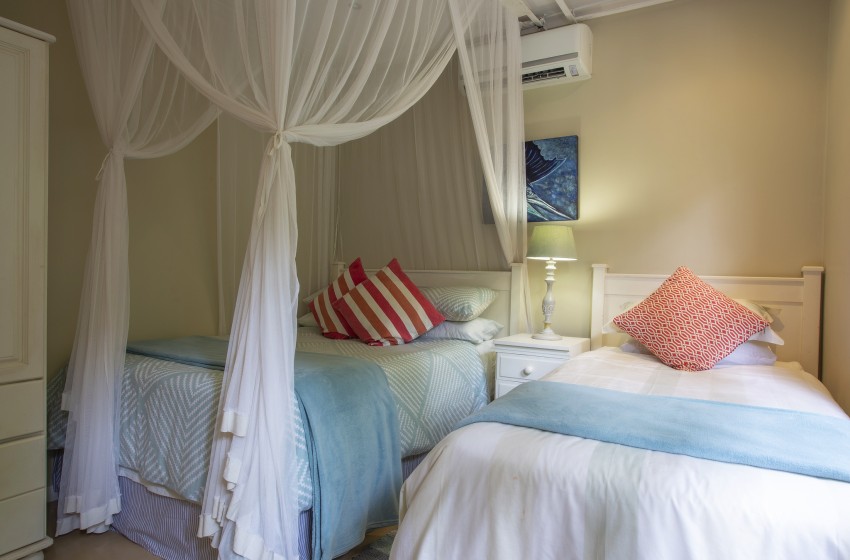 Bedroom with 2 beds at Campismo Ninho 40 in Ponta Malongane