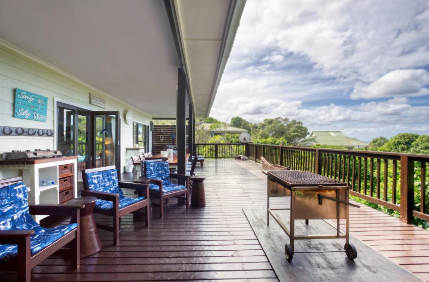 Deck with braai and chairs at Campismo Ninho 40 in Ponta Malongane