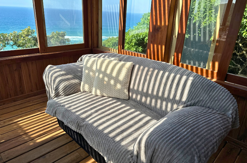Couch with sea view at Vila do Monte 10 in Ponta Mamoli