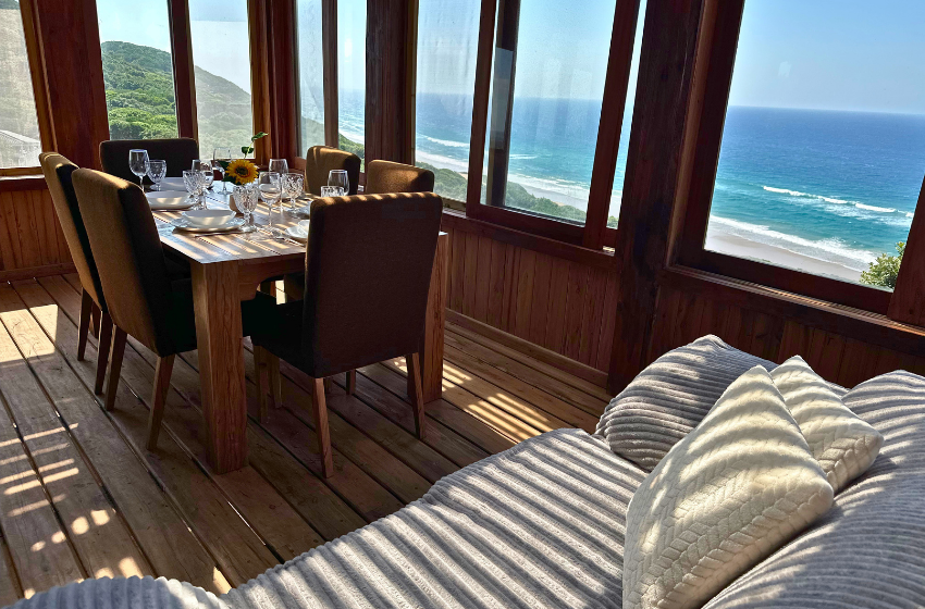 Dining and lounge area at Vila do Monte 10 in Ponta Mamoli
