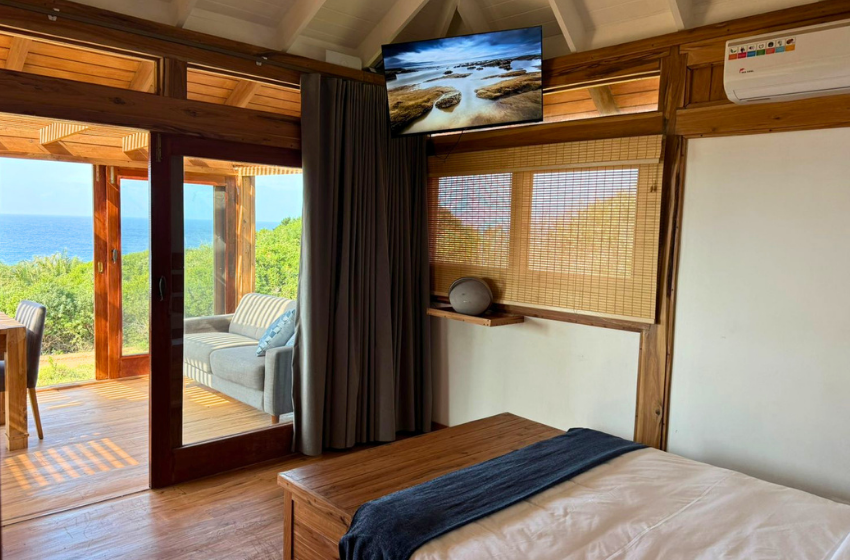 Bedroom with sea view at Honey's House in Ponta Mamoli