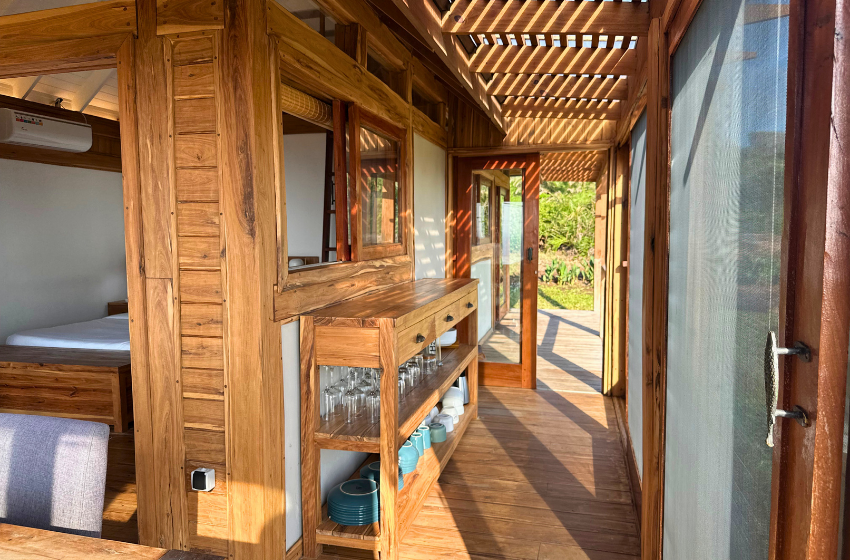 Passage showing crockery at Honey's House in Ponta Mamoli