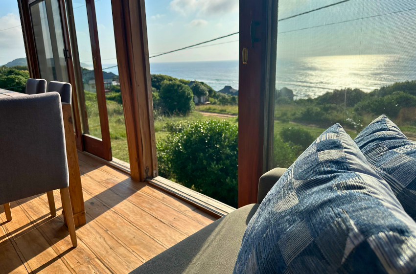 Lounge with sea view at Honey's House in Ponta Mamoli