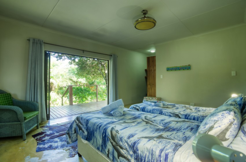 Bedroom with 2 single beds at Baleia Azul 26 in Ponta Mamoli