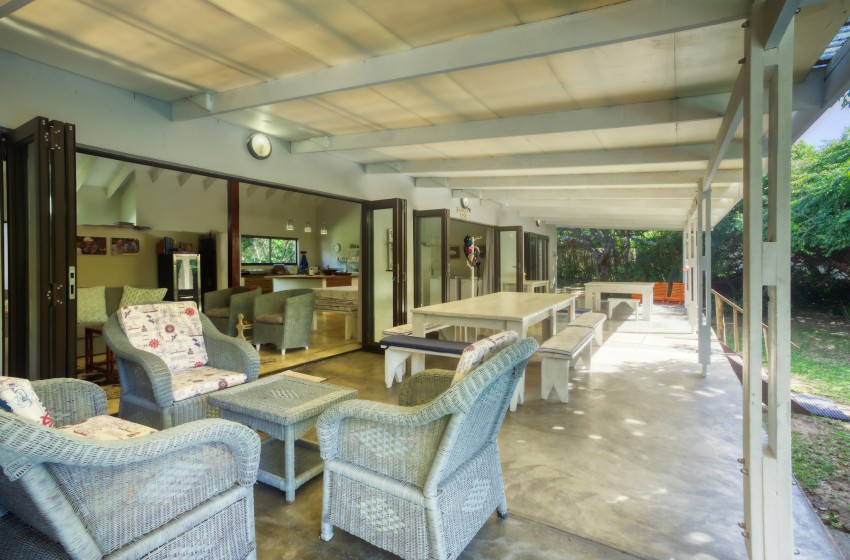 Exterior lounge seating at Baleia Azul 26 in Ponta Mamoli