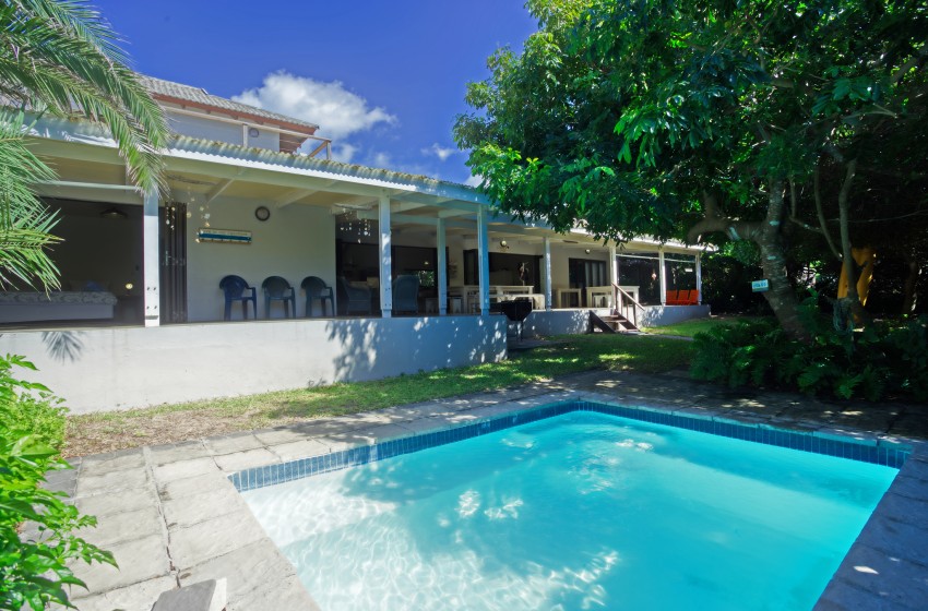 Exterior view of swimming pool at Baleia Azul 26 in Ponta Mamoli
