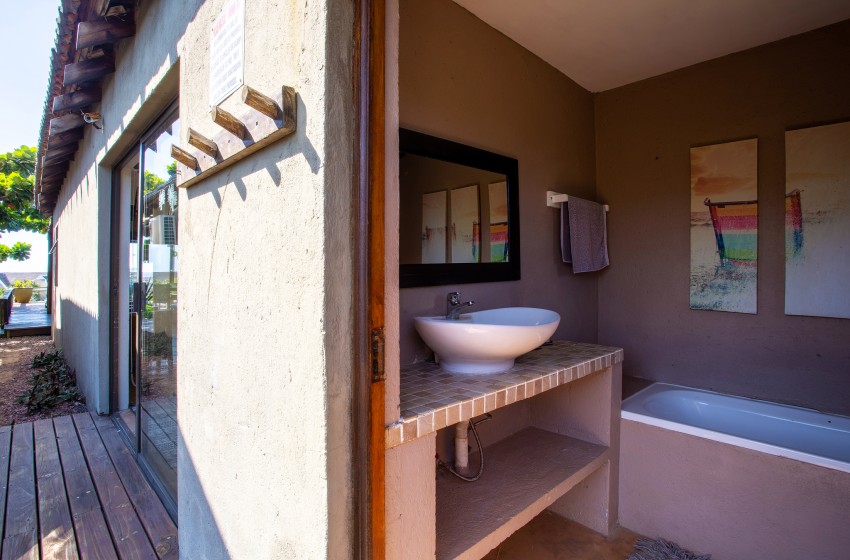 Guest bathroom at Baleia Azul 15 in Ponta Mamoli