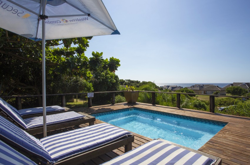 Pool and loungers at Baleia Azul 15 in Ponta Mamoli