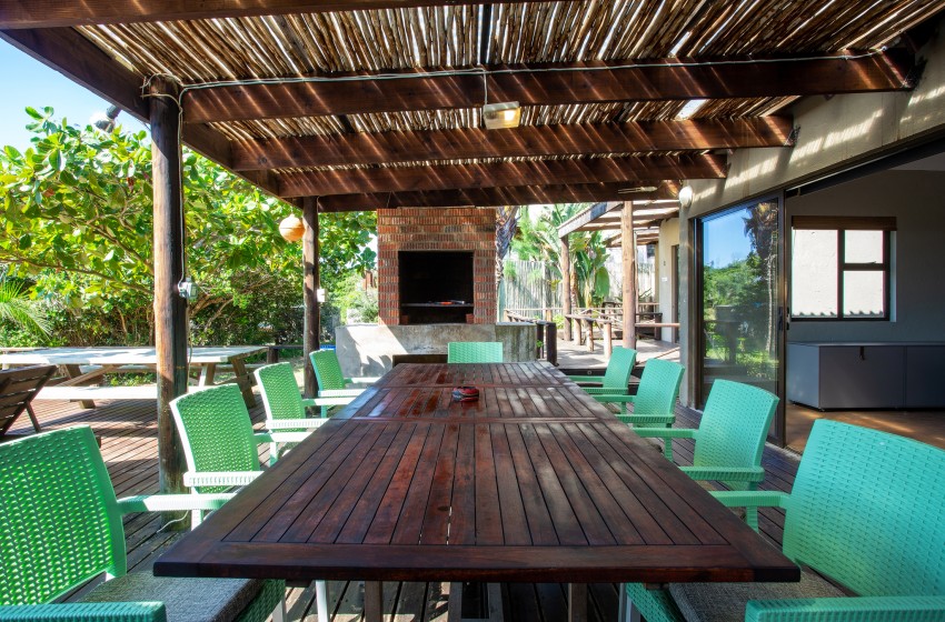 Exterior dining table close up at Baleia Azul 15 in Ponta Mamoli