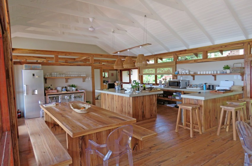 Kitchen and bar stools with counter at Aloha 16 in Ponta Mamoli