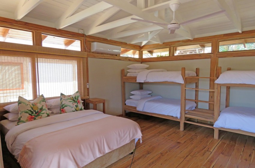 Bunk bedroom at Aloha 16 in Ponta Mamoli