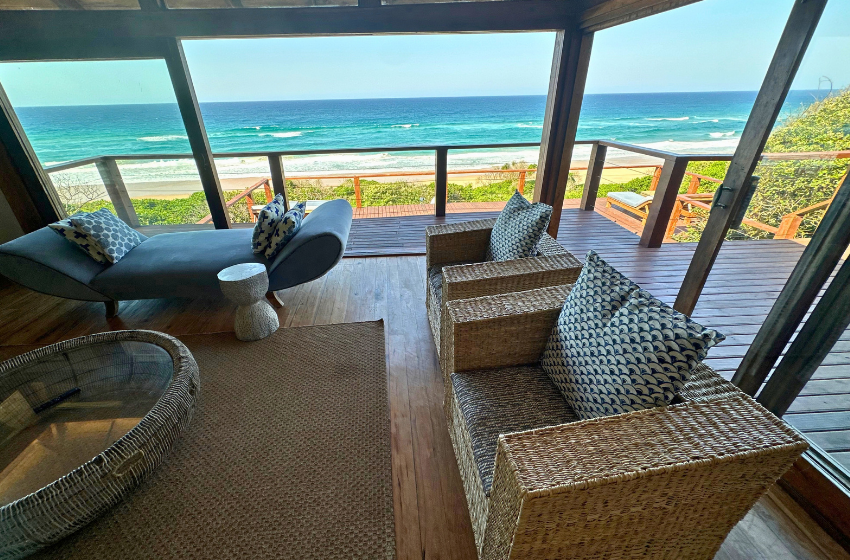 Lounge area with view of the sea at Aloha 17 in Ponta Mamoli
