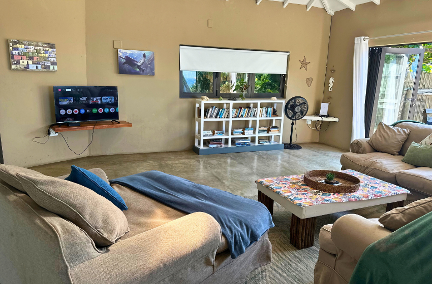 tv room and lounge at Baleia Azul 11 in Ponta Mamoli