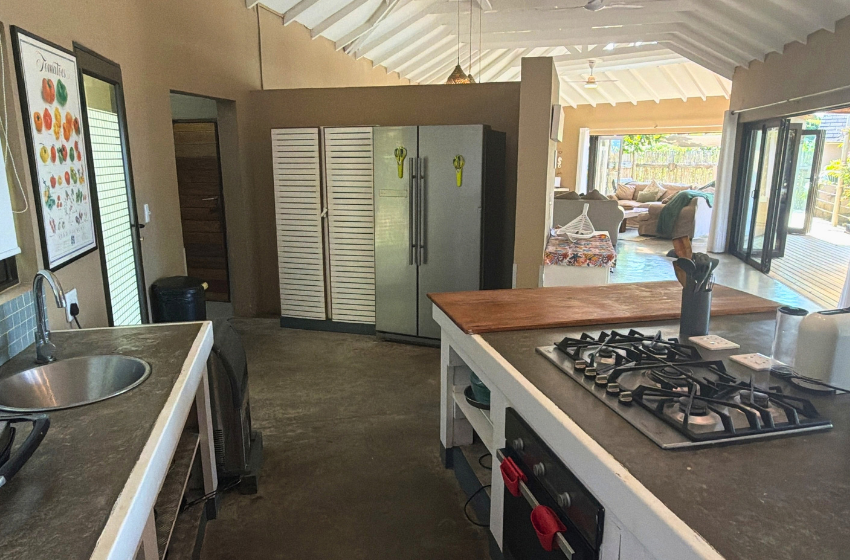 kitchen with stove and oven at Baleia Azul 11 in Ponta Mamoli