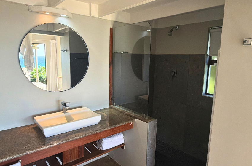 vanity in bathroom at Baleia Azul 11 in Ponta Mamoli