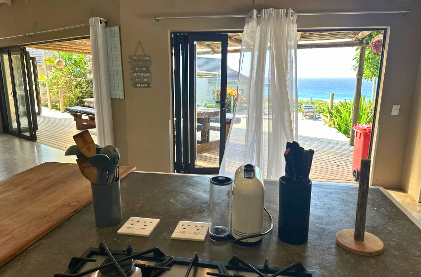 kitchen counter with sea view at Baleia Azul 11 in Ponta Mamoli