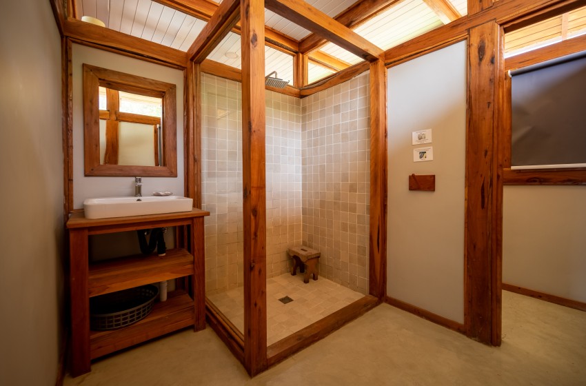 bathroom at Aloha 18 in Ponta Mamoli