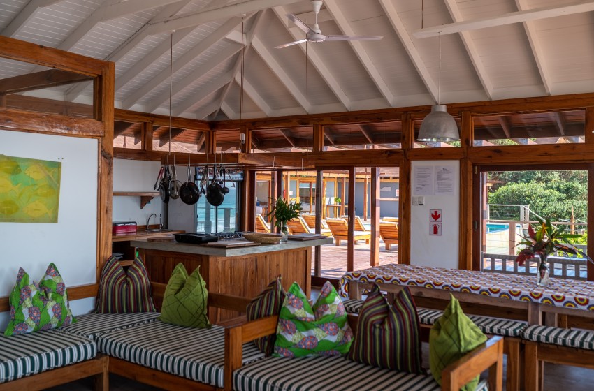 lounge with view of the kitchen at Aloha 18 in Ponta Mamoli