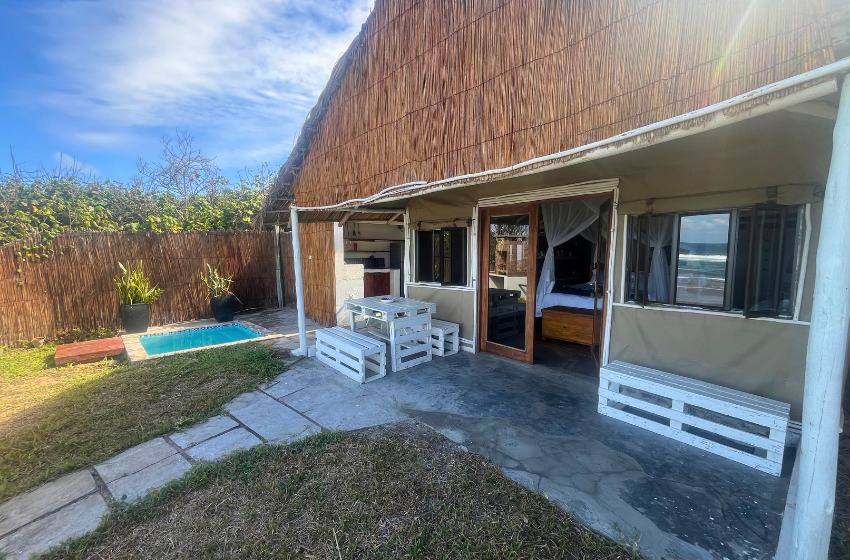 entrance and pool at Baleia azul beachfront tent 8 in Ponta Mamoli