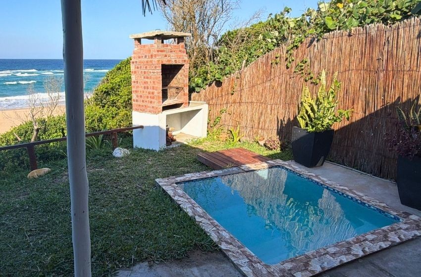 pool with sea view at Baleia azul beachfront tent 8 in Ponta Mamoli